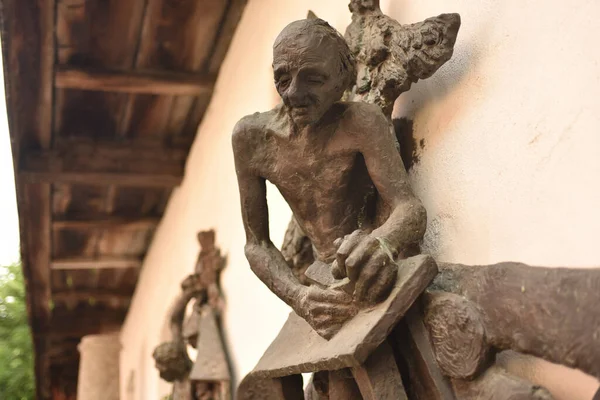 Eine Alte Dekorative Statue Nahe Der Mauer — Stockfoto