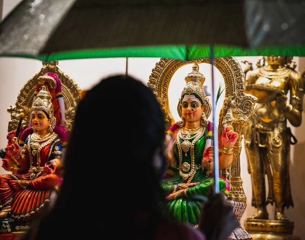 Una Vista Una Mujer Pie Frente Una Estatua Diosa Krishna — Foto de Stock
