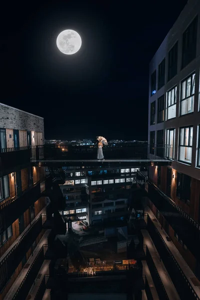 Ένα Θηλυκό Στέκεται Στη Γέφυρα Που Συνδέει Δύο Κτίρια Κατοικιών — Φωτογραφία Αρχείου