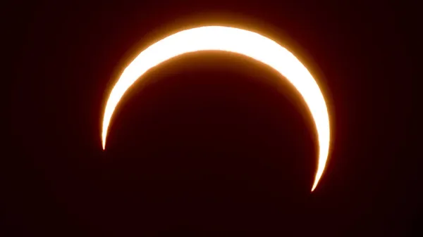 Gece Gökyüzünde Parlayan Bir Hilal — Stok fotoğraf