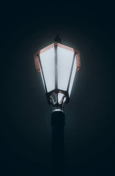 Una Lámpara Calle Antigua Iluminada Por Noche —  Fotos de Stock