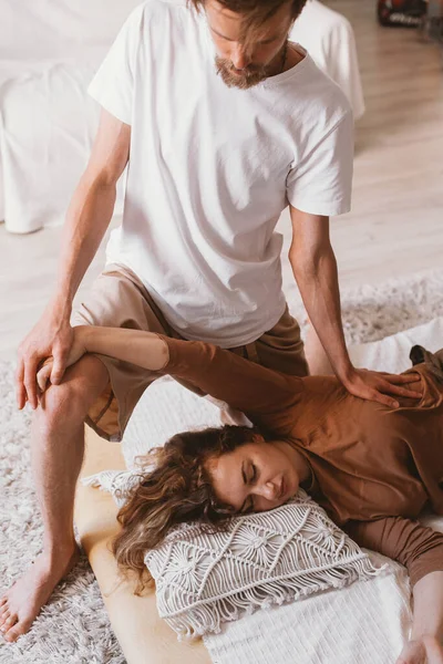 Ett Vertikalt Skott Läkare Som Ger Professionell Massage Till Sin — Stockfoto