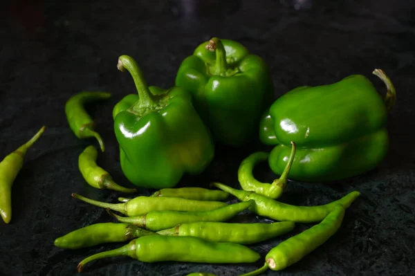 Primer Plano Pimiento Verde Una Superficie Negra Verduras Espacio Oscuro — Foto de Stock