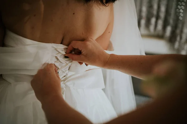 Közelkép Egy Nőről Aki Menyasszony Ruhájának Hátulját Kötözi Meg Egy — Stock Fotó