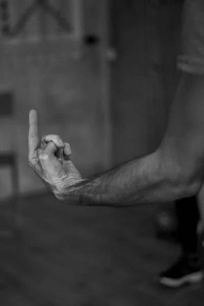 指差し指を示す男の手の垂直グレースケールの閉鎖 — ストック写真