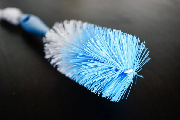 Primer Plano Cepillo Azul Limpieza Cocina Sobre Mesa —  Fotos de Stock