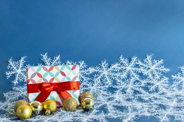 Close Uma Pequena Caixa Presente Com Ornamentos Natal Flocos Neve — Fotografia de Stock