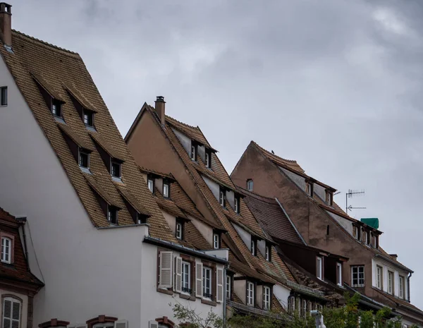 Dachy Zabytkowych Małych Domów Wzdłuż Rzeki Regionie Petite France Strasburgu — Zdjęcie stockowe