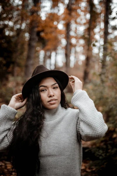 Een Portret Van Een Jonge Mooie Spaanse Vrouw Met Een — Stockfoto