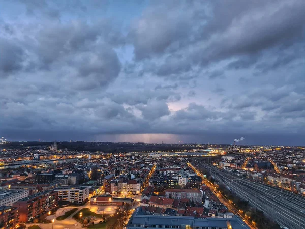 Uma Bela Foto Uma Cidade Noite Sob Céus Nublados — Fotografia de Stock