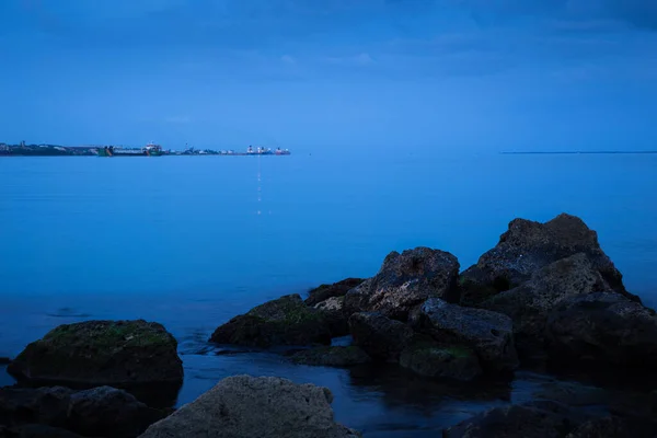 Closeup Jagged Rocks Sea Dark Blue Evening Sky Boats Horizon — Stock Photo, Image