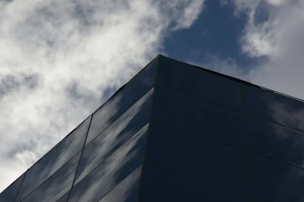外型为玻璃的现代建筑顶部的低角镜头 多云的天空 — 图库照片