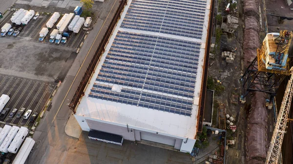 2021年9月26日 屋根に太陽光パネルが多数設置された大きな倉庫の上空からの眺め ブルックリンアメリカ — ストック写真
