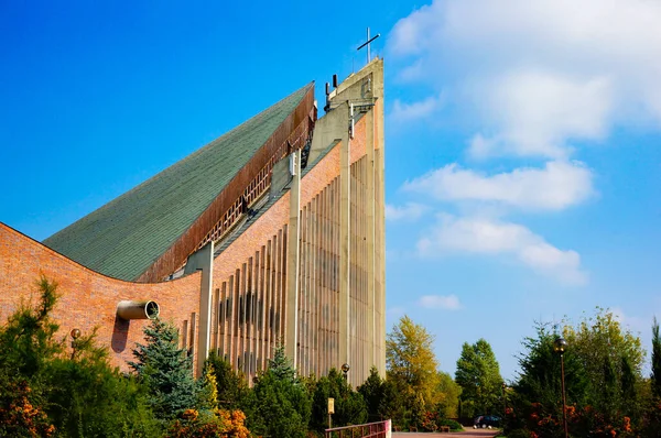 Ποζναν Πολωνια Σεπτεμβρίου 2014 Σύγχρονο Κτίριο Της Εκκλησίας Και Γαλανός — Φωτογραφία Αρχείου