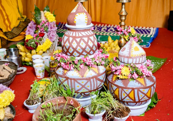 Closeup Traditional Indian Holiday Decorations Vessels Decorated Flowers — Stock Photo, Image