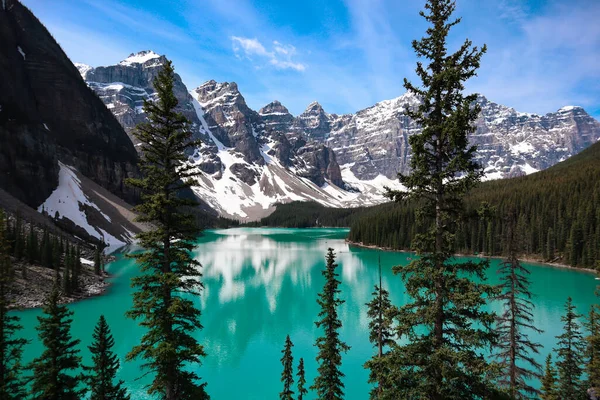 Mavi Gökyüzünün Altındaki Dağlarla Çevrili Moraine Gölünün Büyüleyici Görüntüsü — Stok fotoğraf