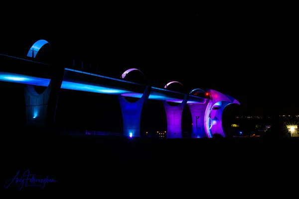 Cloroed High Bridge Colored Bridge Supports Futuristic Purple Blue Neon — Stock Photo, Image