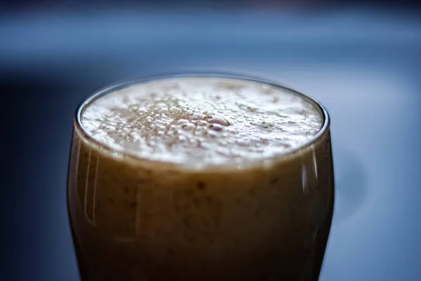 Sebuah Gambar Closeup Dari Segelas Minuman Dengan Busa Terisolasi Latar — Stok Foto