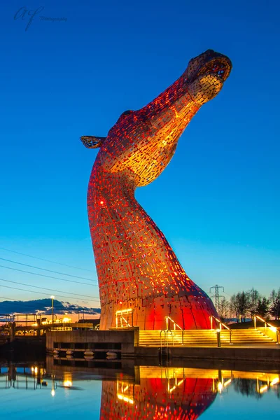 Вертикальный Снимок Большой Статуи Головы Лошади Сделанный Металла Огнями Вокруг — стоковое фото