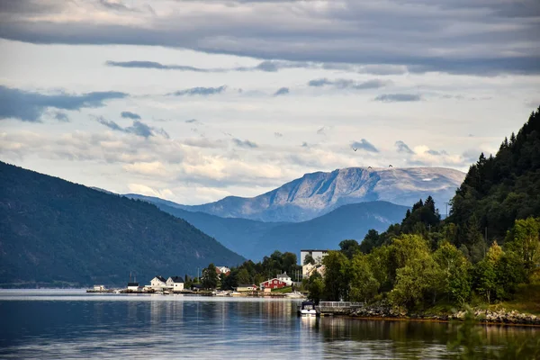 Una Hermosa Vista Paisaje Montañoso Con Lago Bajo Cielo Nublado —  Fotos de Stock