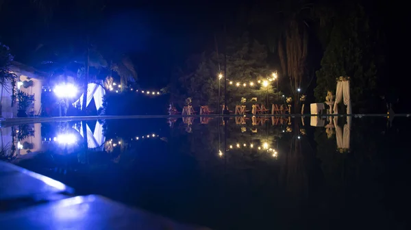 Отражающее Озеро Деревянными Стульями Побережье Свадебной Церемонии Огнями Ночью — стоковое фото