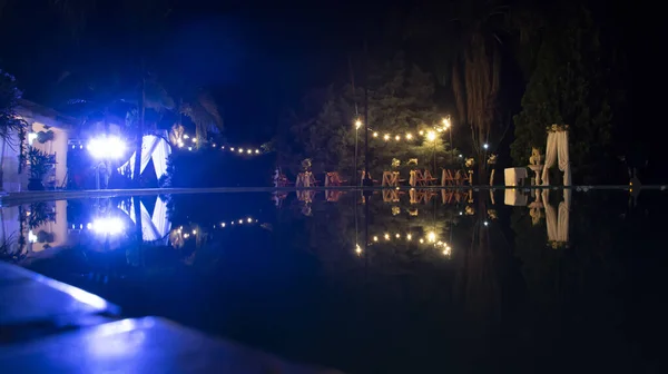 Gece Işıkları Düğün Töreni Için Kıyıda Ahşap Sandalyeli Yansıtıcı Bir — Stok fotoğraf