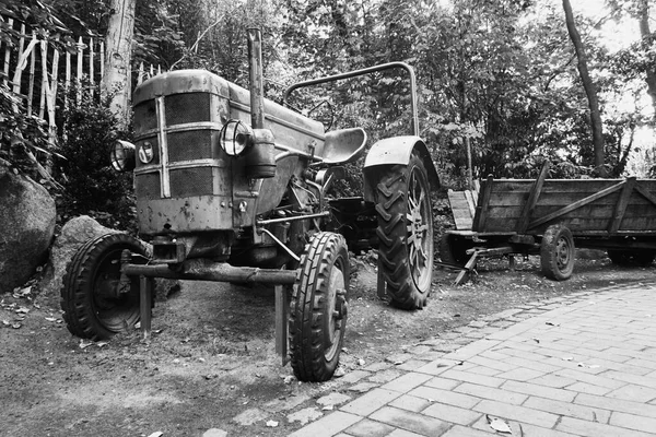 Graustufenaufnahme Eines Alten Traktors Der Einer Ziegelstraße Geparkt Ist — Stockfoto