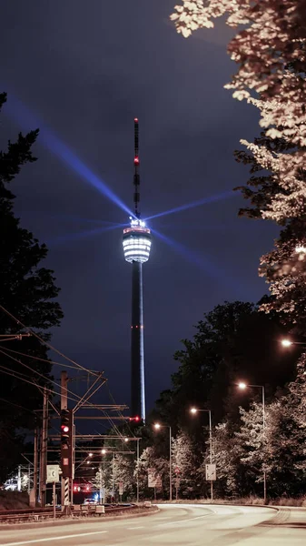 Tiro Vertical Uma Torre Stuttgart Com Belas Luzes Durante Noite — Fotografia de Stock
