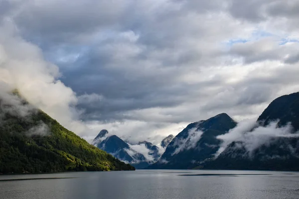 多云的天空下有湖水的山水美景 — 图库照片