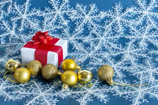 青い表面に雪の結晶にクリスマスの装飾が施された小さなギフトボックスの閉鎖 — ストック写真