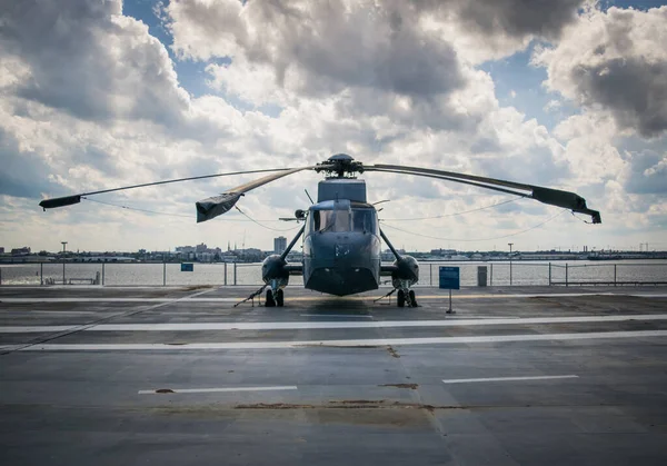 Helikopter Reptéren Parkolt Egy Felhős Égbolttal Szemben Egy Borús Napon — Stock Fotó