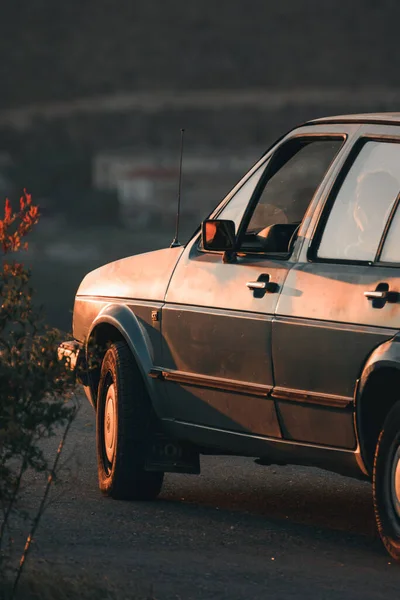 Gros Plan Une Voiture Garée Extérieur Pendant Coucher Soleil — Photo