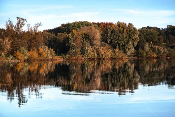 湖の前に紅葉の美しい森とその反射水の中で — ストック写真