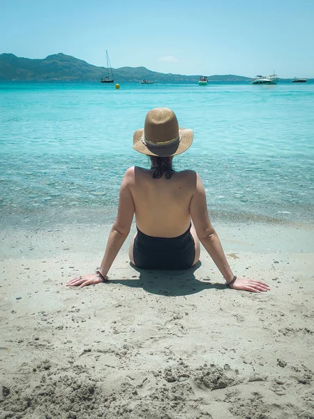 Spanya Mallorca Bir Plajda Oturan Şapkalı Mayolu Bir Kadının Dikey — Stok fotoğraf