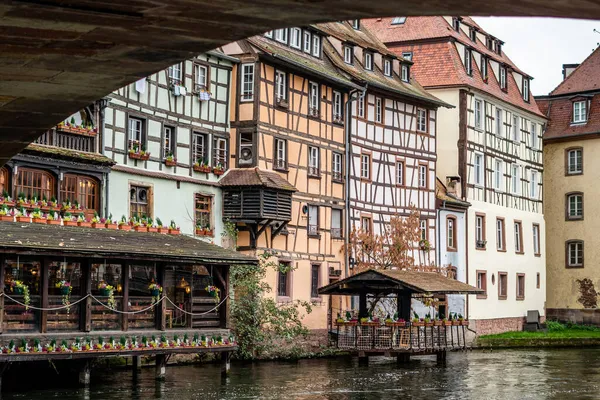 Strazburg Petite France Bölgesinde Nehir Boyunca Uzanan Klasik Evlerin Güzel — Stok fotoğraf