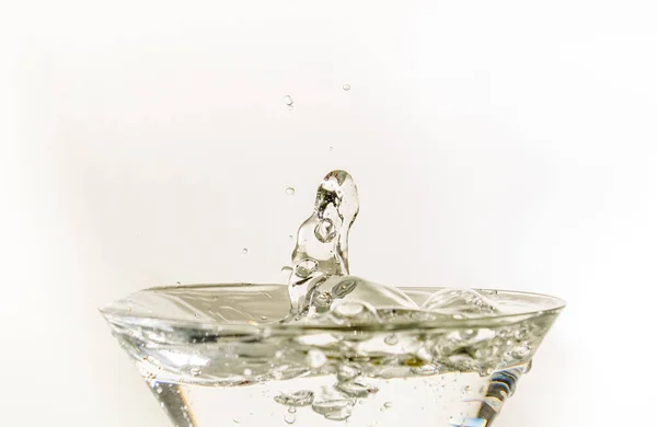 Eine Nahaufnahme Von Wassertropfen Die Ein Glas Auf Weißem Hintergrund — Stockfoto