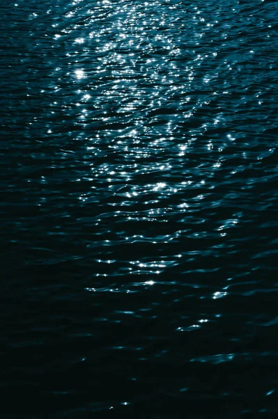 Vertikal Bild Ett Blått Vågigt Hav Perfekt För Mobil — Stockfoto