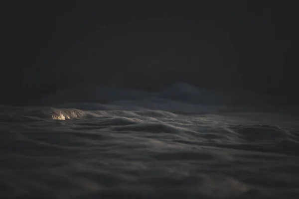 Cenário Estranho Areia Oceano Luzes Escuras Noite — Fotografia de Stock