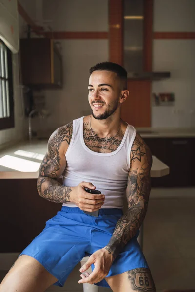 Disparo Vertical Atleta Caucásico Tatuado Sentado Cocina — Foto de Stock