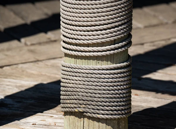 Деревянный Столб Веревкой Вокруг — стоковое фото
