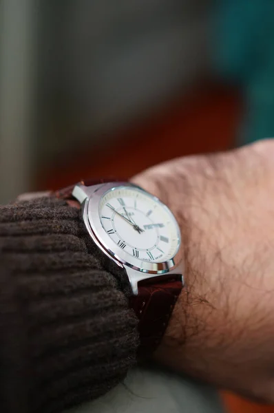 Swiecie Polónia Dezembro 2015 Relógio Prata Marca Timex Braço Masculino — Fotografia de Stock