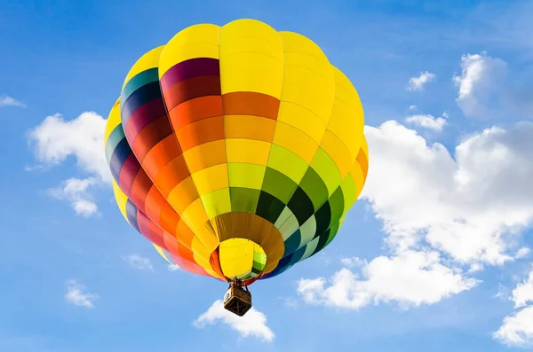 Plan Angle Bas Une Montgolfière Avec Une Surface Colorée Volant — Photo