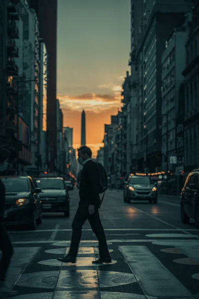 Вертикальный Снимок Человека Маске Переходящего Улицу Буэнос Айресе Аргентина Закате — стоковое фото