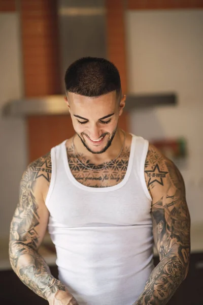 Disparo Vertical Atleta Masculino Caucásico Sonriente Tatuado — Foto de Stock