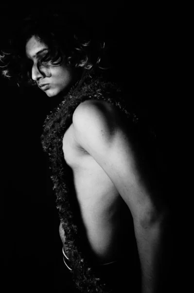Greyscale Shot Half Naked South Asian Male Feather Scarf Wig — ストック写真