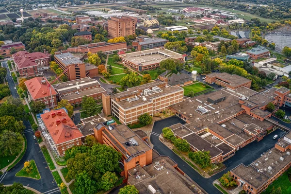 ミネソタ州セントポールの高密度の建物や大規模な公立大学の航空ビュー — ストック写真