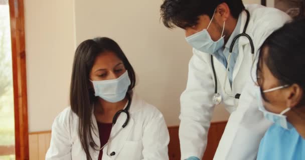 Врачи Работающие Больнице — стоковое видео