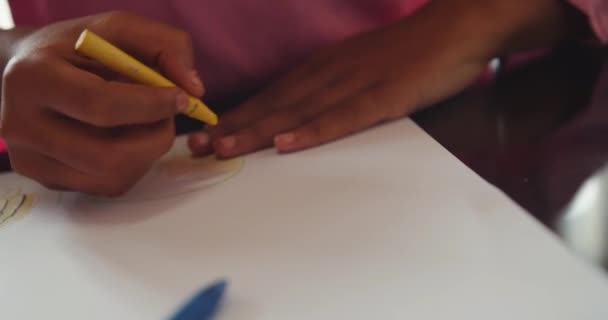 本をぬり絵にした子供のクローズアップ映像 — ストック動画