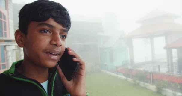 Jižní Asijské Chlapec Pomocí Telefonu — Stock video