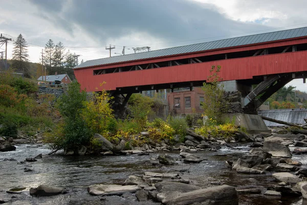 岩の多い川に架かる屋根付きの橋 — ストック写真
